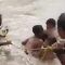 Sejumlah pelajar saat menyebrang sungai Cidadap, Desa Cidadap, Kecamatan Simpenan untuk bersekolah ke wilayah Desa Loji.(Tangkapan layar)