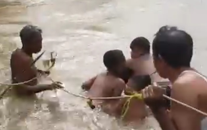 Sejumlah pelajar saat menyebrang sungai Cidadap, Desa Cidadap, Kecamatan Simpenan untuk bersekolah ke wilayah Desa Loji.(Tangkapan layar)