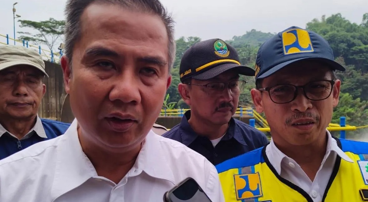 Penjabat Gubernur Jawa Barat Bey Triadi Machmudin memberikan keterangan selepas peninjauan Terowongan Air Nanjung, Kabupaten Bandung, Selasa (2/1/2024). (Ricky Prayoga)
