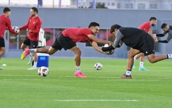 Sejumlah pesepak bola timnas Indonesia melakukan latihan di Lapangan Al Egla 2, Usail, Qatar, Rabu (17/1/2024). (Yusran Uccang)