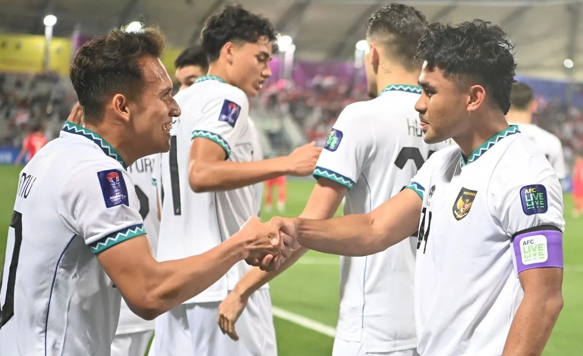 Pesepak bola Timnas Indonesia Asnawi Mangkualam (kanan) berselebrasi bersama Egy Maulana Vikri usai mencetak gol ke gawang Vietnam pada laga kedua penyisihan grup D Piala Asia 2023 di Stadion Abdullah Bin Khalifah, Doha, Qatar, Jumat (19/1/2024). Indonesia berhasil mengalahkan Vietnam dengan skor 1-0 melalui gol penalti Asnawi Mangkualam. (Yusran Uccang)