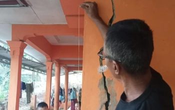 Salah seorang warga saat memperlihatkan dinding rumahnya yang retak akibat terdampak bencana pergerakan tanah di Kampung Cikontrang, 005/006, Desa Citamiang, Kecamatan Purabaya, Kabupaten Sukabumi, Jabar, Sabtu (20/1/2024).(P2BK)