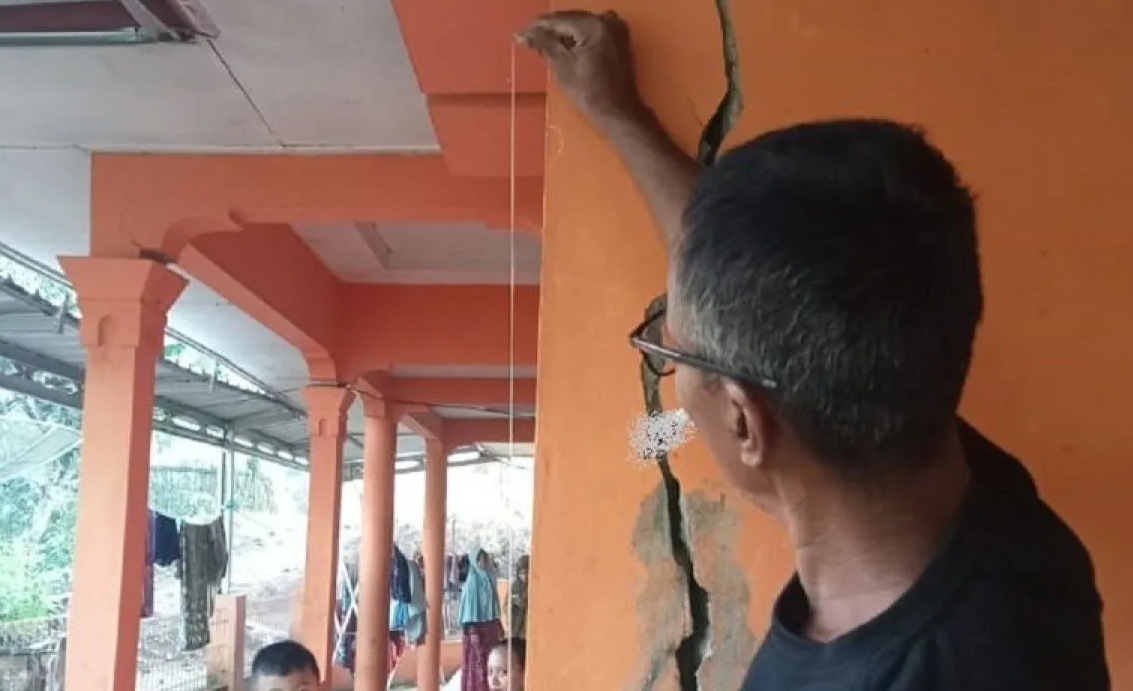 Salah seorang warga saat memperlihatkan dinding rumahnya yang retak akibat terdampak bencana pergerakan tanah di Kampung Cikontrang, 005/006, Desa Citamiang, Kecamatan Purabaya, Kabupaten Sukabumi, Jabar, Sabtu (20/1/2024).(P2BK)
