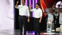 Capres-cawapres nomor urut 1 Anies Baswedan (kiri) dan Muhaimin Iskandar (kanan) tiba di lokasi Debat Keempat Pilpres 2024 di Jakarta Convention Center (JCC), Jakarta, Minggu (21/1/2024). (M Risyal Hidayat).
