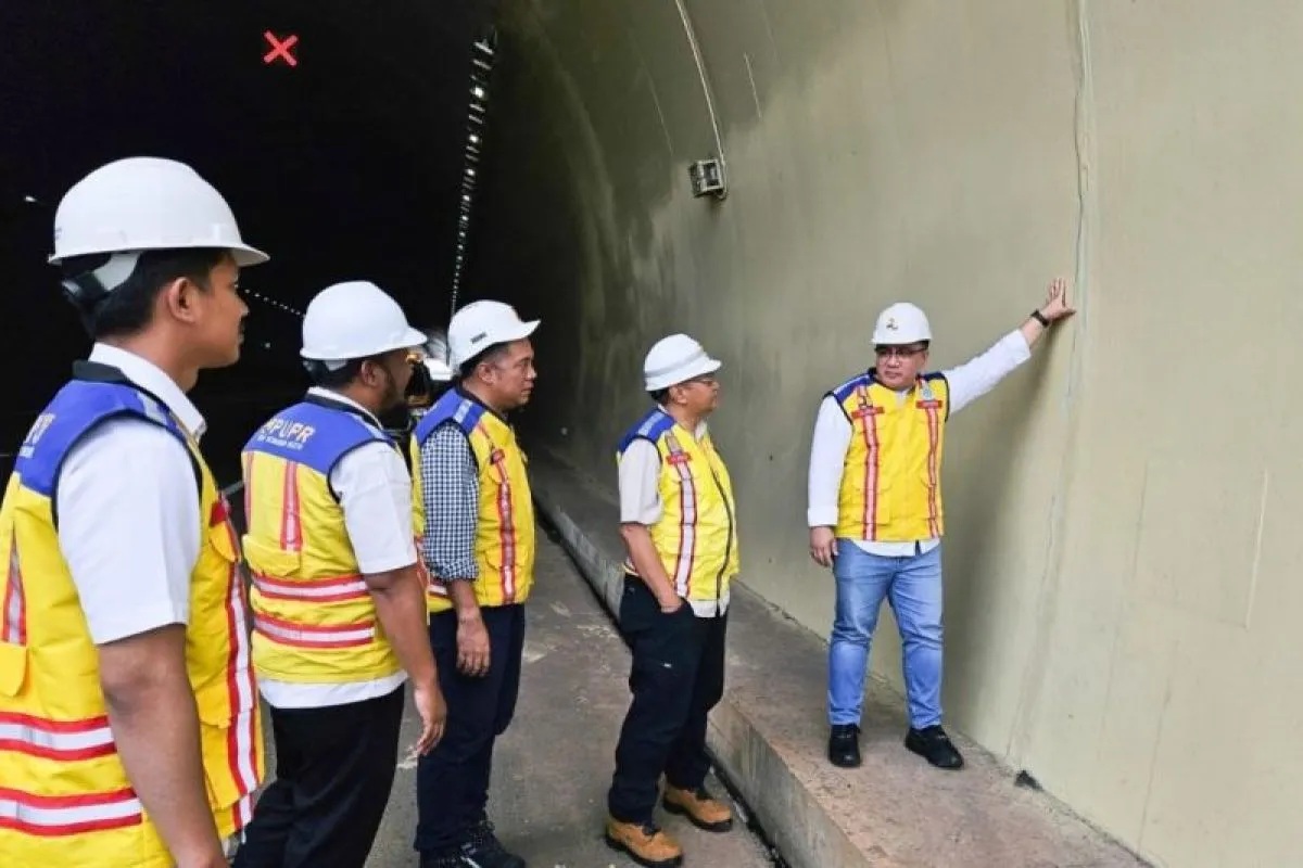 Tim Direktorat Jenderal (Ditjen) Bina Marga Kementerian PUPR bersama Komite Keselamatan Jembatan dan Terowongan Jalan (KKJTJ) melakukan inspeksi kondisi terowongan Tol Cisumdawu yang berada di ruas tol Cileunyi - Sumedang - Dawuan pascagempa melanda Sumedang, Jawa Barat. (Kementerian PUPR)