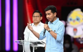 Cawapres nomor urut 2 Gibran Rakabuming Raka (kanan) menyampaikan pandangannya di hadapan dua cawapres lainnya Muhaimin Iskandar (kiri) dan Mahfud MD saat Debat Keempat Pilpres 2024 di Jakarta Convention Center (JCC), Jakarta, Minggu (21/1/2024).