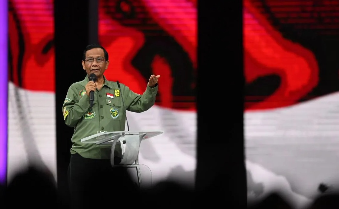 Cawapres nomor urut 3 Mahfud MD menyampaikan pandangannya saat Debat Keempat Pilpres 2024 di Jakarta Convention Center (JCC), Jakarta, Minggu (21/1/2024). (M Risyal Hidayat)