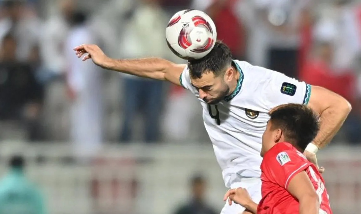 Pesepak bola Timnas Indonesia Jordi Amat berebut bola dengan pesepak bola Vietnam pada laga kedua penyisihan grup D Piala Asia 2023 di Stadion Abdullah Bin Khalifah, Doha, Qatar, Jumat (19/1/2024). Gol penalti Asnawi Mangkualam bawa Indonesia unggul sementara 1-0 lawan Vietnam pada babak pertama. (Yusran Uccang)