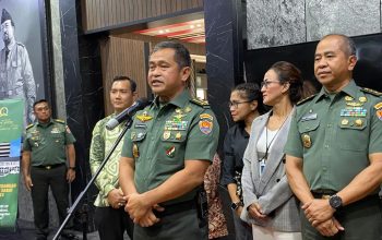 Kepala Staf TNI Angkatan Darat (KSAD) Jenderal TNI Maruli Simanjuntak memberi keterangan kepada pers di Mabesad, Jakarta Pusat, Senin (22/1/2024). (Fath Putra Mulya)