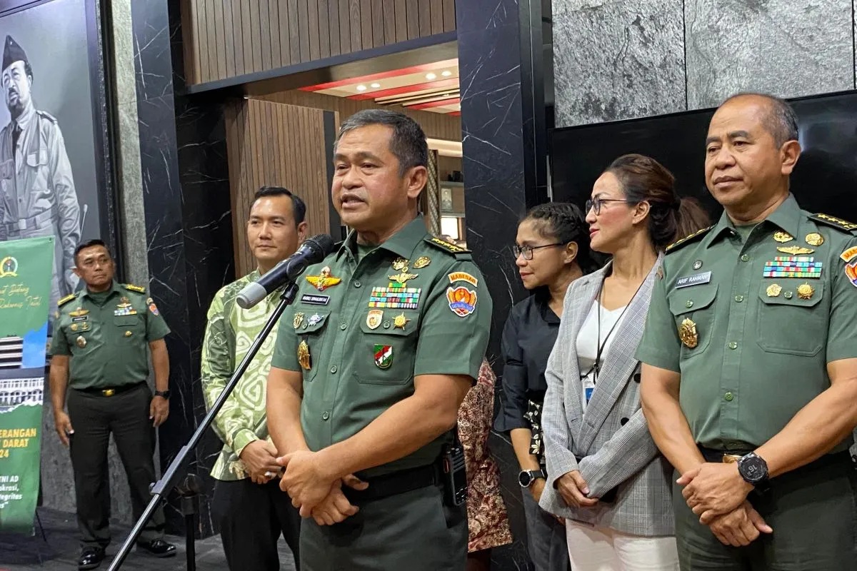 Kepala Staf TNI Angkatan Darat (KSAD) Jenderal TNI Maruli Simanjuntak memberi keterangan kepada pers di Mabesad, Jakarta Pusat, Senin (22/1/2024). (Fath Putra Mulya)