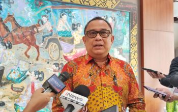 Koordinator Staf Khusus Presiden Ari Dwipayana memberikan keterangan kepada wartawan di Gedung Kementerian Sekretariat Negara, Jakarta, Senin (22/1/2024). (Mentari Dwi Gayati)
