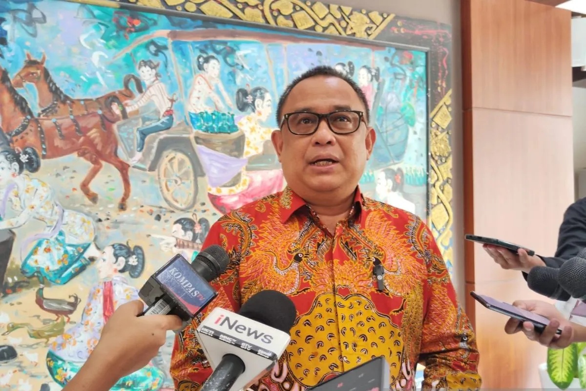Koordinator Staf Khusus Presiden Ari Dwipayana memberikan keterangan kepada wartawan di Gedung Kementerian Sekretariat Negara, Jakarta, Senin (22/1/2024). (Mentari Dwi Gayati)