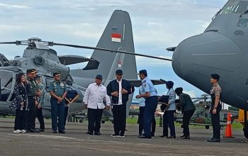Presiden Joko Widodo (memakai jaket) dalam acara penyerahan Pesawat C-130J-30 Super Hercules di Lanud Halim Perdanakusuma, Jakarta, Rabu (24/1/2024). (Rangga Pandu)