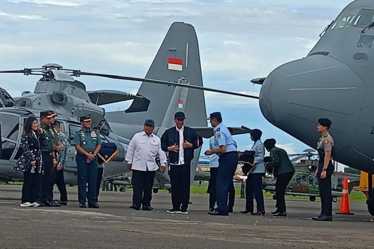 Presiden Joko Widodo (memakai jaket) dalam acara penyerahan Pesawat C-130J-30 Super Hercules di Lanud Halim Perdanakusuma, Jakarta, Rabu (24/1/2024). (Rangga Pandu)