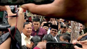 Diisukan Sakit, Prabowo Jawab Dengan Pose Silat