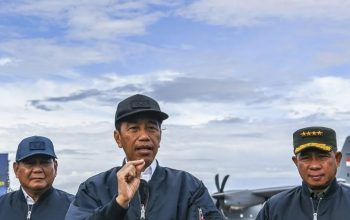 Presiden Joko Widodo (tengah) didampingi Menteri Pertahanan Prabowo Subianto (kiri) dan Panglima TNI Jenderal TNI Agus Subiyanto (kanan) menjawab pertanyaan wartawan usai kegiatan serah terima alutsista pesawat dari pemerintah untuk TNI di Lanud Halim Perdanakusuma, Jakarta, Rabu (24/1/2024).