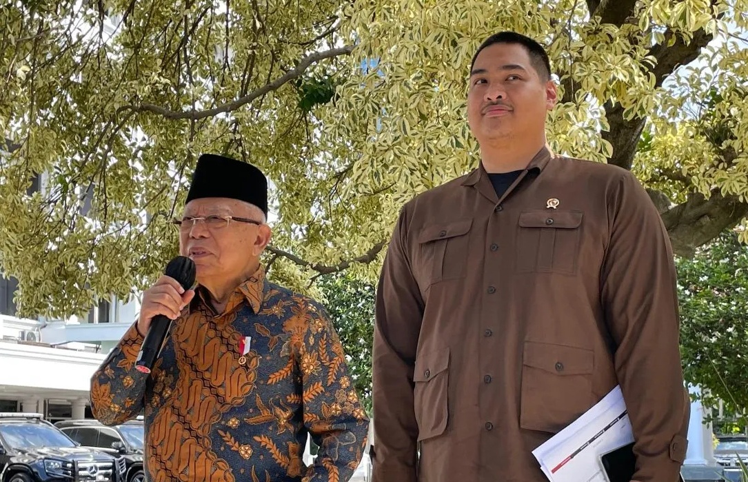 Wakil Presiden Ma'ruf Amin (kiri) menyampaikan keterangan pers di Kantor Sekretariat Wakil Presiden RI, Jakarta, pada Kamis (25/1/2024)