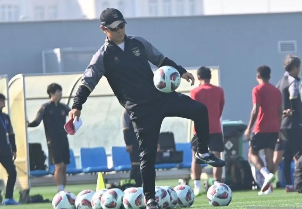 Pelatih Timnas Indonesia Shin Tae-yong menyiapkan bola saat latihan di Lapangan Al Egla 2, Lusail, Qatar, Selasa (23/1/2024). (Yusran Uccang)