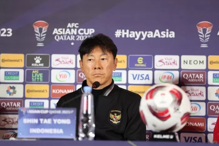 KERJA KERAS: Shin Tae-yong akan bekerja keras untuk meraih keajaiban ketika Timnas Indonesia menghadapi Australia, Minggu (28/1). (Tim Media PSSI)