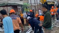 Petugas BPBD Kota Sukabumi saat mengevakuasi puing bangunan yang rusak akibat disapu angin puting beliung Kampung Cibitung, di RW 02, Kelurahan Cibeureumhilir, Kecamatan Cibeureum, Kota Sukabumi, Jawa Barat pada Sabtu (27/1/2024).