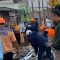 Petugas BPBD Kota Sukabumi saat mengevakuasi puing bangunan yang rusak akibat disapu angin puting beliung Kampung Cibitung, di RW 02, Kelurahan Cibeureumhilir, Kecamatan Cibeureum, Kota Sukabumi, Jawa Barat pada Sabtu (27/1/2024).
