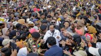 Cawapres RI Mahfud MD saat membelah lautan masyarakat di Tasyakuran Harlah ke-17 Partai Hanura di Stadion Wiradadaha, Tasikmalaya, Jawa Barat (Jabar) Sabtu (27/1/2024).