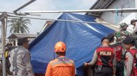 Tim gabungan dari berbagai instansi tengah bergotong royong memperbaiki atap rumah warga di Kampung Cibitung, Kelurahan Cibeureumhilir, Kecamatan Cibeureum, Kota Sukabumi, Jabar yang rusak akibat disapu angin puting beliung.