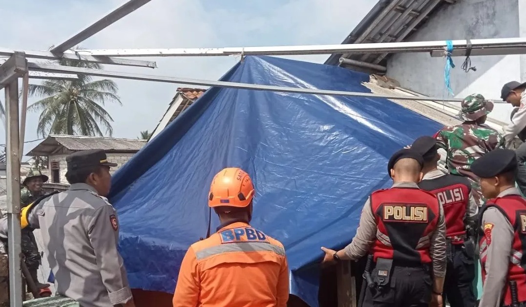 Tim gabungan dari berbagai instansi tengah bergotong royong memperbaiki atap rumah warga di Kampung Cibitung, Kelurahan Cibeureumhilir, Kecamatan Cibeureum, Kota Sukabumi, Jabar yang rusak akibat disapu angin puting beliung.