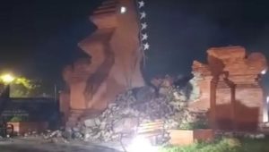 Proyek Miliaran Gapura Tradisional Cirebon Ambruk