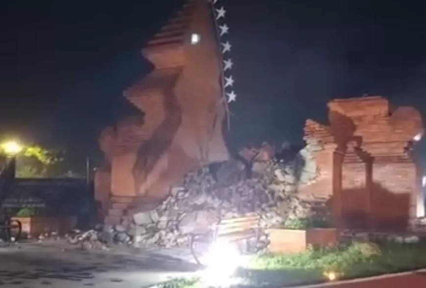 Gapura tradisional alun-alun taman Pataraksa. effendi