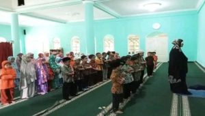 Pentingnya Mengajarkan dan Membiasakan Sholat Pada Anak Usia Dini