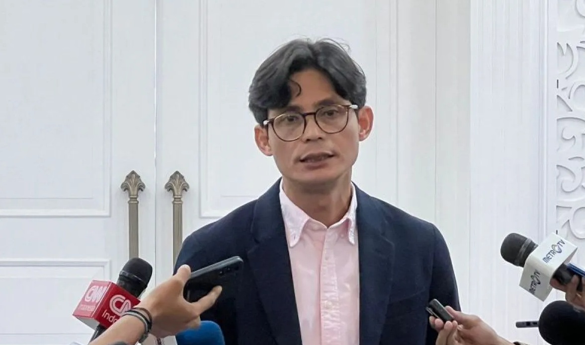 Anggota KPU RI August Mellaz menjawab pertanyaan awak media usai menggelar rapat persiapan debat ketiga bersama pihak tim pasangan calon presiden/wakil presiden serta TV penyelenggara debat di Kantor KPU RI, Jakarta, Rabu (3/1/2024). (Hana Kinarina)