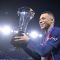 Pemain Paris Saint-Germain Kylian Mbappe ketika mengangkat trofi Piala Super Prancis seusai menaklukkan Toulouse dengan skor 2-0 pada laga final di Parc des Princes, Kamis WIB (4/1/2024). (PSG)