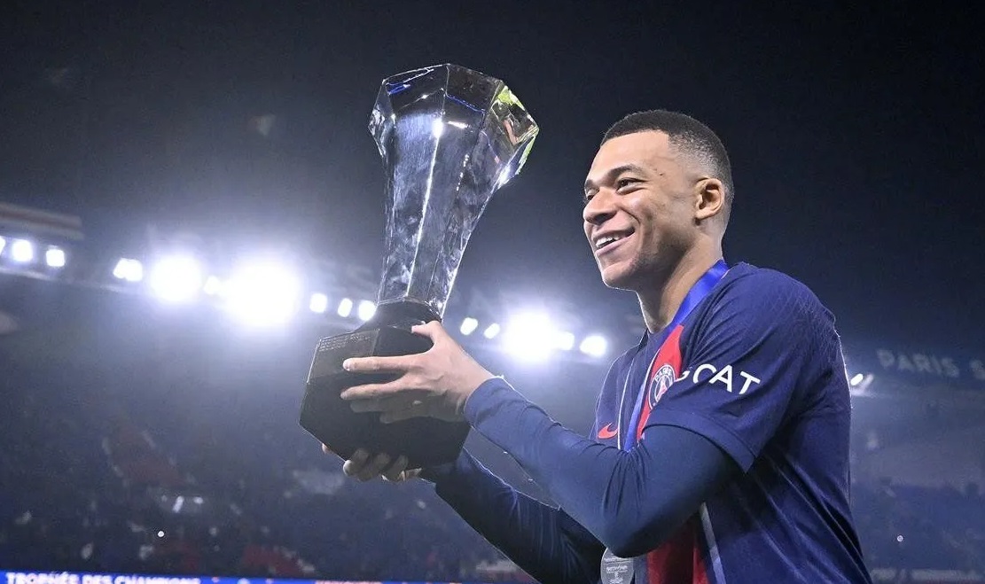 Pemain Paris Saint-Germain Kylian Mbappe ketika mengangkat trofi Piala Super Prancis seusai menaklukkan Toulouse dengan skor 2-0 pada laga final di Parc des Princes, Kamis WIB (4/1/2024). (PSG)