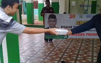 Balad Ade Dasep Siap Turun (Baldatun) Center bersama rumah aspirasi Heri Gunawan (Hergun) merealisasikan program makan siang dan susu gratis kepada masyarakat Desa Nagrak Utara Kecamatan Nagrak, beberapa waktu lalu.