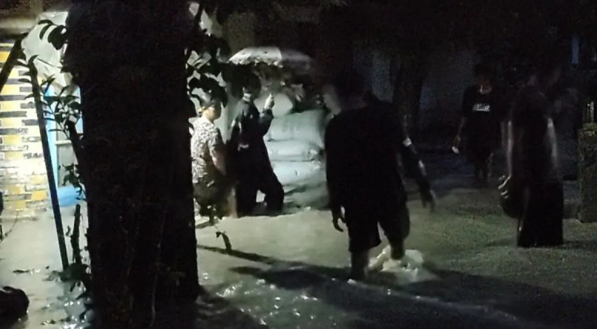 Perkampungan warga Kecamatan Ciranjang, Kabupaten Cianjur, Jawa Barat, terendam banjir sehingga warga memilih mengungsi karena hujan masih turun dan debit air sungai bertambah tinggi, Kamis (4/1/2024).(Ahmad Fikri).