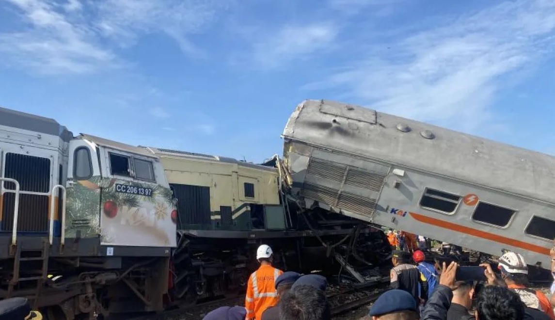 Kecelakaan terjadi antara Kereta Api (KA) Turangga dengan KA Lokal Bandung di Cicalengka Kabupatwn Bandung (Rubby Jovan)
