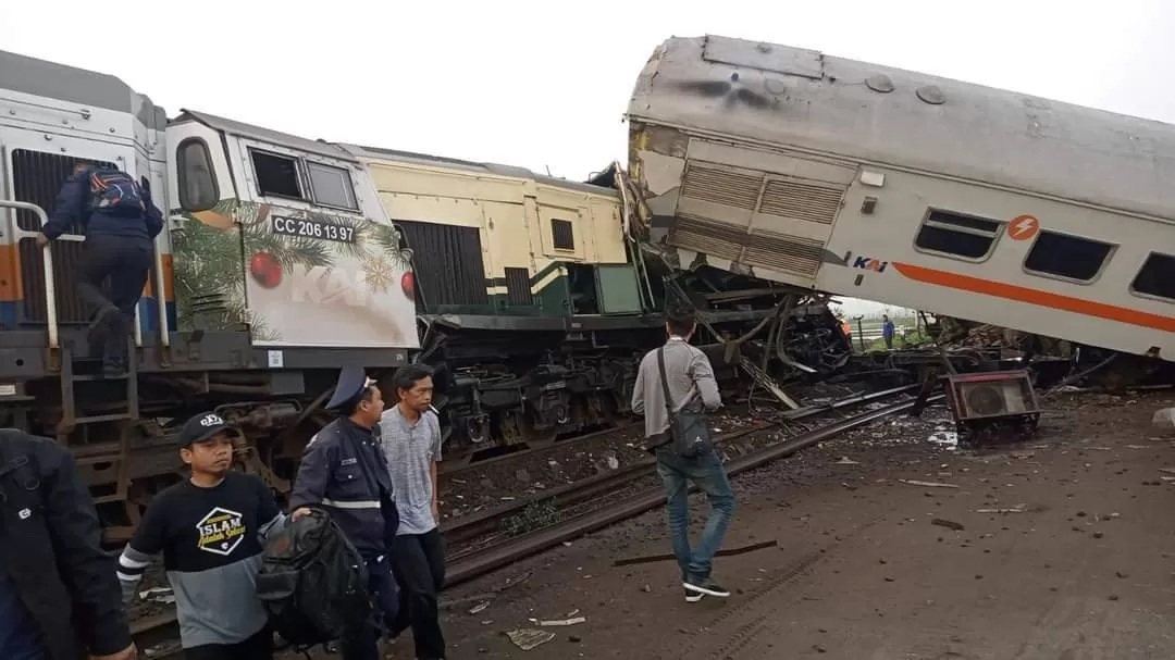 Kecelakaan adu banteng KA Turangga dan Kereta Lokal Bandung Raya. KAI minta maaf terkait peristiwa tersebut. (Akun X @Infomitigasi)