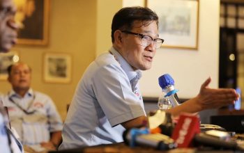 Sekretaris Tim Kampanye Nasional (TKN) Prabowo-Gibran, Nusron Wahid bersama Mantan Anggota Komnas HAM Natalius Pigai dan Aktivis 98 Budiman Sujatmiko menggelar konferensi pers usai menanggapi hasil Debat Capres-Cawapres Perdana di Media Center TKN, Mentang, Jakarta Pusat, Selasa (12/12/2023). (DERY RIDWANSAH)
