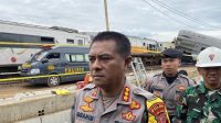 Kepala Bidang Humas Polda Jawa Barat Kombes Pol Ibrahim Tompo menyampaikan keterangan di lokasi kejadian kecelakaan kereta api di Cicalengka, Kabupaten Bandung, Provinsi Jawa Barat, Jumat (5/1/2023). (Rubby Jovan)