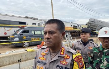 Kepala Bidang Humas Polda Jawa Barat Kombes Pol Ibrahim Tompo menyampaikan keterangan di lokasi kejadian kecelakaan kereta api di Cicalengka, Kabupaten Bandung, Provinsi Jawa Barat, Jumat (5/1/2023). (Rubby Jovan)
