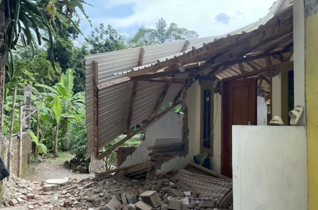 Kondisi salah satu rumah yang mengalami kerusakan cukup parah pascagempa di Kabupaten Sumedang, Jawa Barat, Rabu (3/1/2024). (Rubby Jovan)