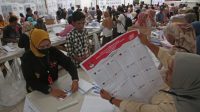 Pekerja melakukan pengecekan surat suara untuk DPRD Prov Banten sebelum dilakukan pelipatan di gedung logistik Pemilu 2024 KPU Kota Tangerang di Benda, Tangerang, Banten, Kamis (4/1/2024).