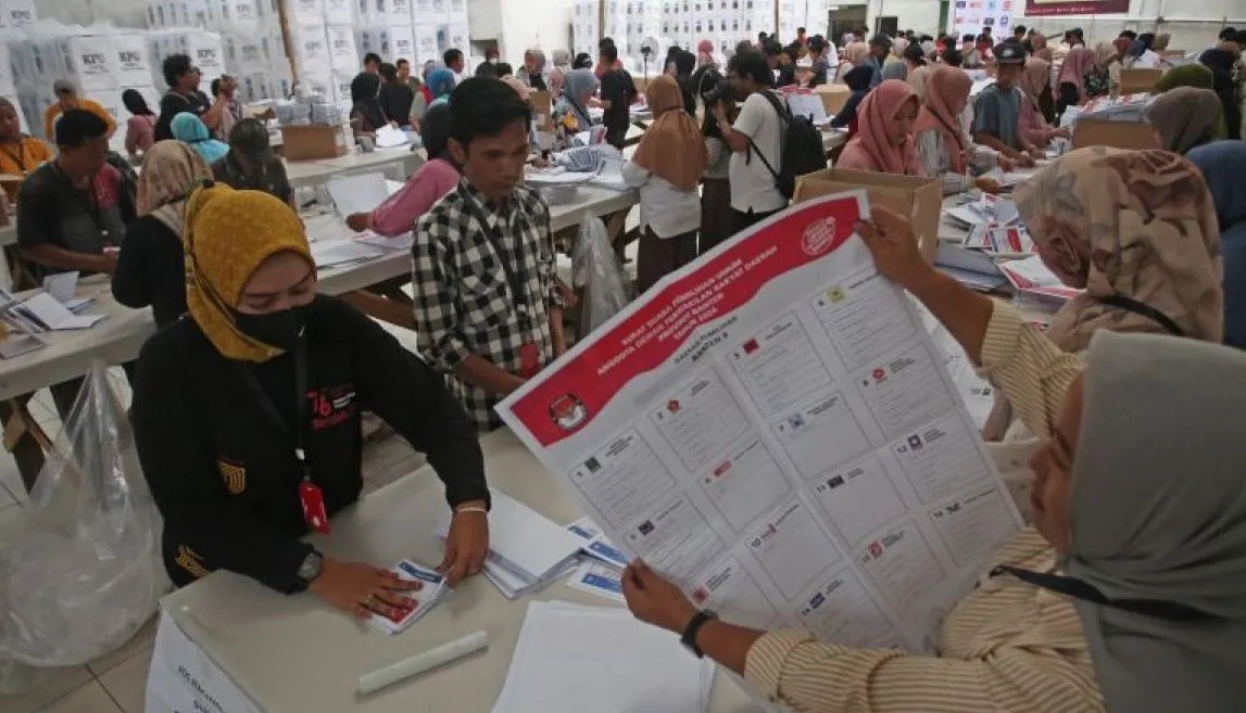 Pekerja melakukan pengecekan surat suara untuk DPRD Prov Banten sebelum dilakukan pelipatan di gedung logistik Pemilu 2024 KPU Kota Tangerang di Benda, Tangerang, Banten, Kamis (4/1/2024).