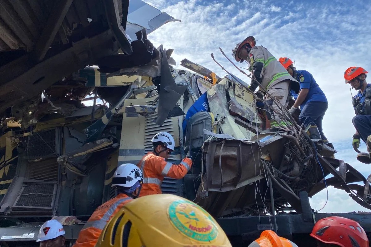 Petugas melakukan proses evakuasi korban tabrakan kereta api di wilayah Cicalengka, Kabupaten Bandung, Jawa Barat, Jumat (5/1/2023). (Basarnas Bandung)