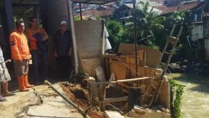 Rumah di Bantaran Sungai Cicatih Sukabumi Tergerus Longsor