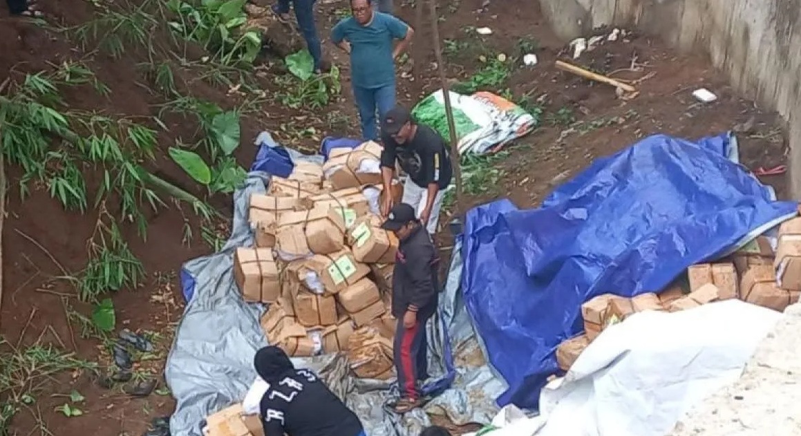 Petugas mengevakuasi muatan berupa surat suara Pemilu 2024 setelah truk pengangkutnya terguling di Jambu, Kabupaten Semarang, Sabtu (6/1/2024). (Senjaya)