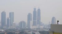 Suasana gedung-gedung bertingkat yang diselimuti polusi di Jakarta. Polusi udara kembali menyelimuti langit Jakarta, Berdasarkan data AirVisual, kualitas udara Jakarta mencapai angka 156 US AQI, yang tergolong tidak sehat. (MIFTAHULHAYAT/JAWA POS)