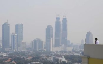 Suasana gedung-gedung bertingkat yang diselimuti polusi di Jakarta. Polusi udara kembali menyelimuti langit Jakarta, Berdasarkan data AirVisual, kualitas udara Jakarta mencapai angka 156 US AQI, yang tergolong tidak sehat. (MIFTAHULHAYAT/JAWA POS)