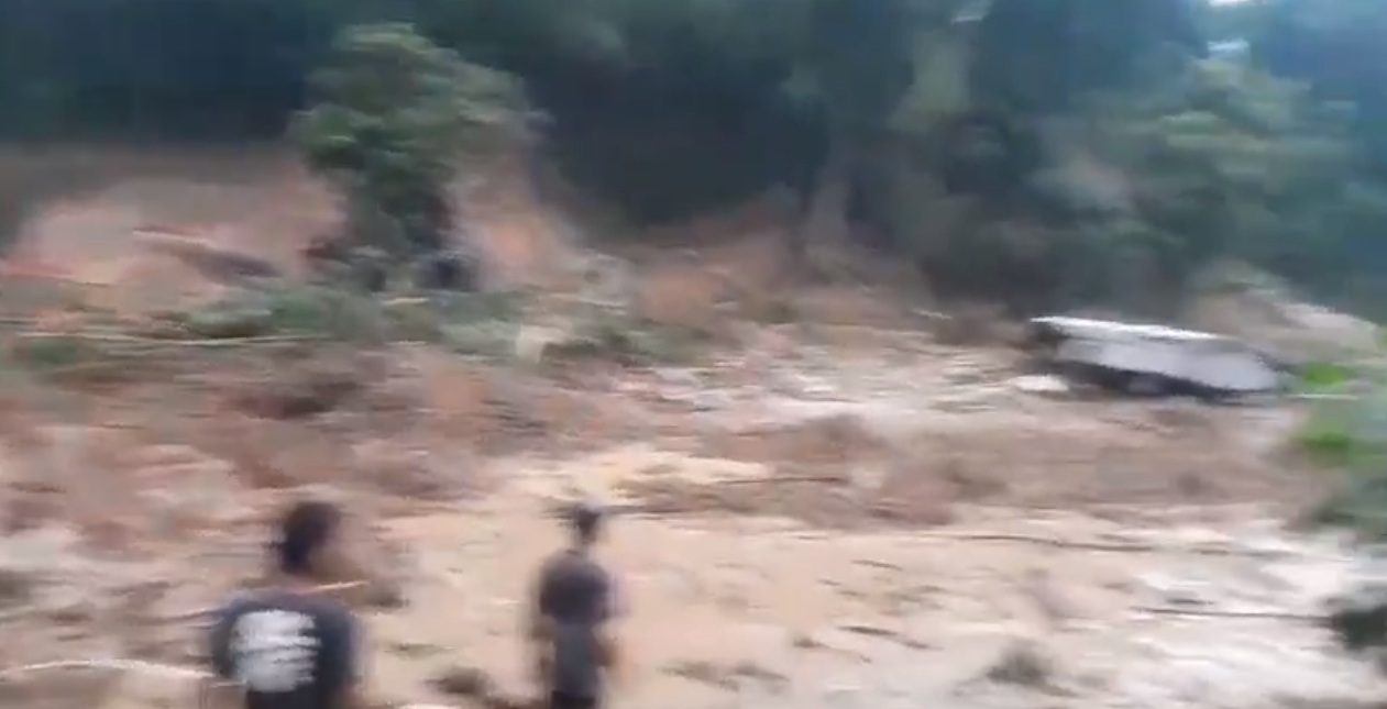 Rekaman video yang memperlihatkan kejadian tanah longsor di Desa Pasanggrahan, Kecamatan Kasomalang, Kabupaten Subang, Minggu (7/1). Foto: potongan video